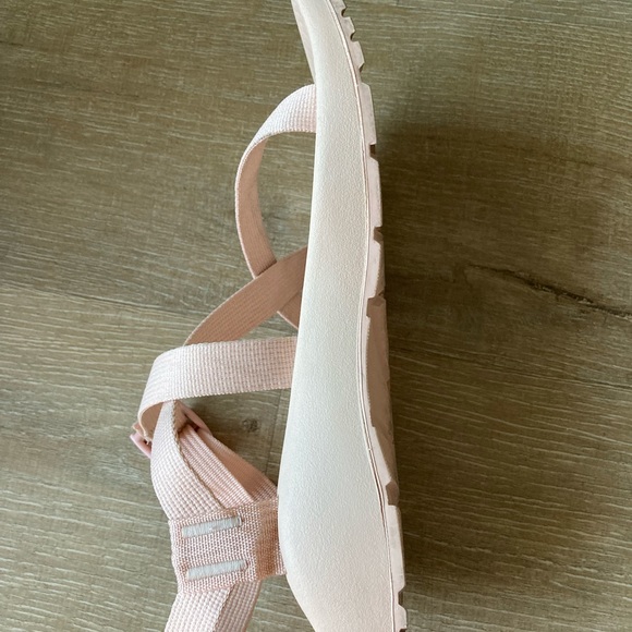 Chacos desert rose (fit like size 11) - Picture 2 of 4